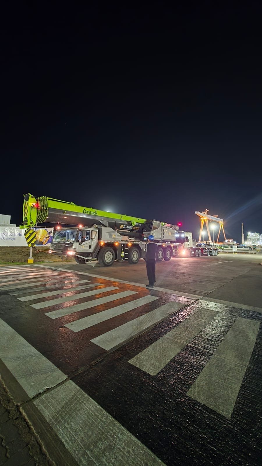 Operação noturna de guindaste G-MAQ